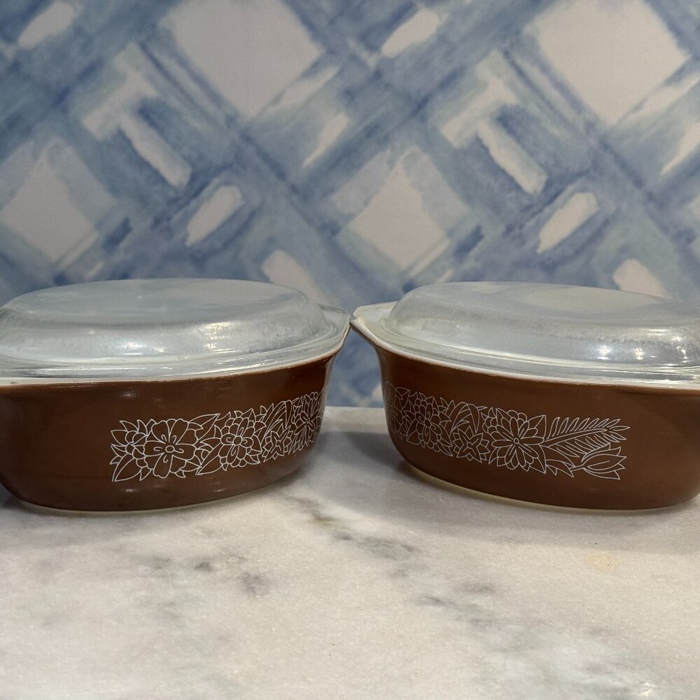Pair of Pyrex Woodland Brown 043 Casserole Dishes with Lids